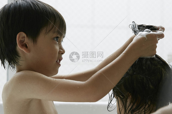 两个小朋友在浴缸里洗澡图片