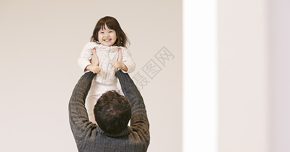 父亲将女儿高高举起图片