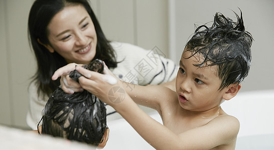 妈妈给孩子们浴缸里洗澡高清图片