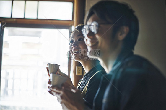 夫妇侧面肖像照图片