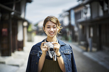 手拿相机的旅游女孩图片