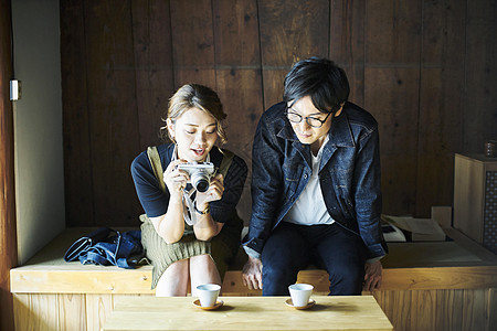 边喝茶边聊天的年轻夫妇图片