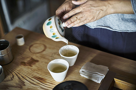 倒茶的手部特写图片