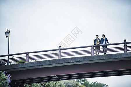 站在桥上看向远处的情侣图片