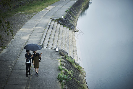 夫妇旅行雨中漫步照图片