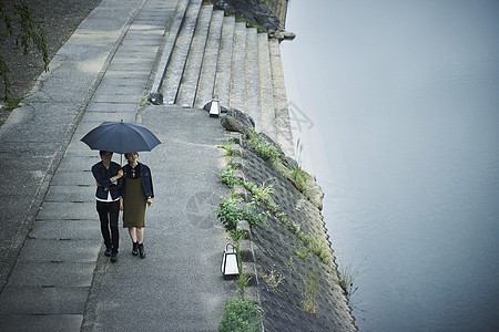 夫妇旅行雨中漫步照图片