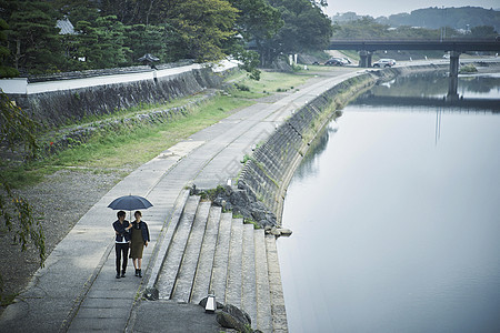 夫妇旅行雨中漫步照图片