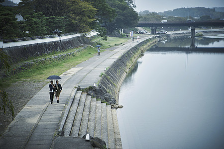 夫妇旅行雨中漫步照图片