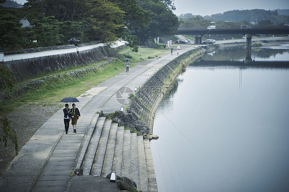 夫妇旅行雨中漫步照图片