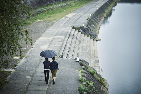 夫妇旅行雨中漫步照图片素材