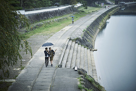 夫妇旅行雨中漫步照图片