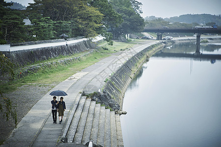 夫妇旅行雨中漫步照图片