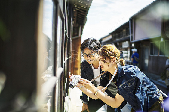 夫妇旅行侧面肖像照图片