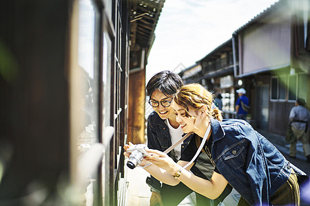 相机拍照的旅行夫妇图片