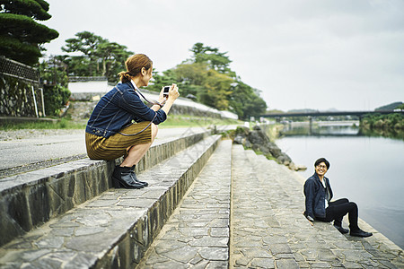 旅行夫妇坐着台阶上拍摄图片