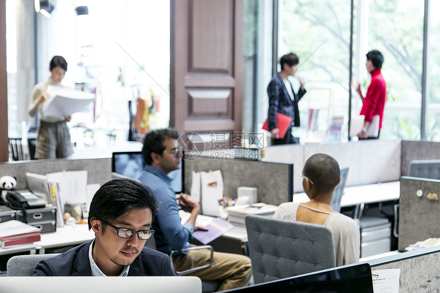 集中精力工作的商务人士