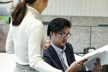 员工给老板汇报工作图片素材