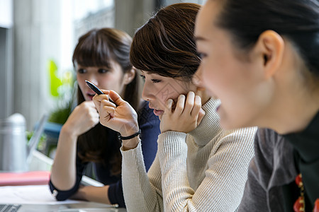 女性在办公图片