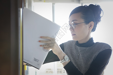  查找书本的女性图片