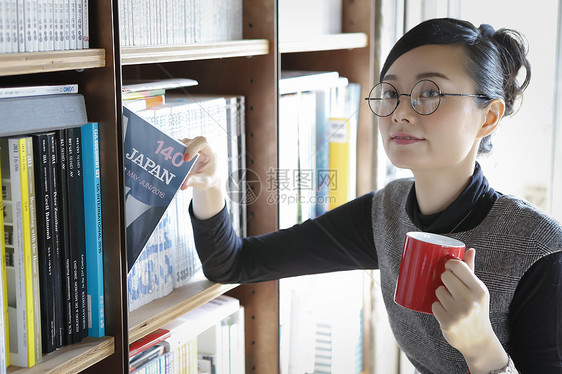   查找书本的女性图片