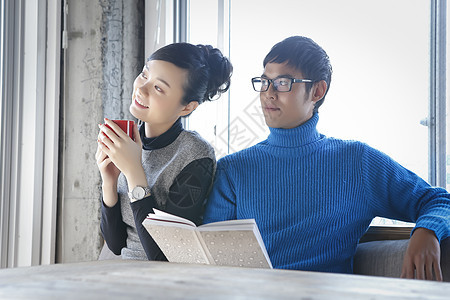  休息的男性和女性图片