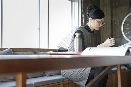  认真的职业女性图片