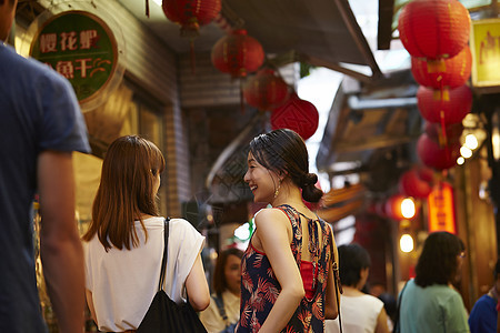 在夜市游玩的女性图片