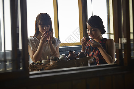 喝茶女背景