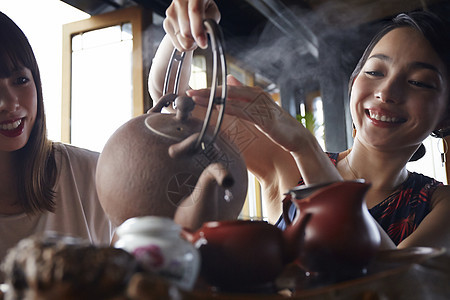 两个女游客在倒茶图片