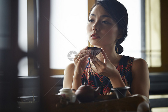 女游客在品茶图片