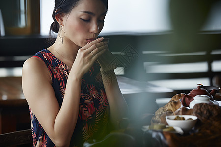 女游客在品茶图片