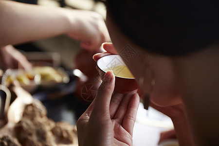 女游客在品茶图片