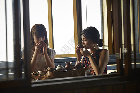 女人在茶馆里喝茶图片素材
