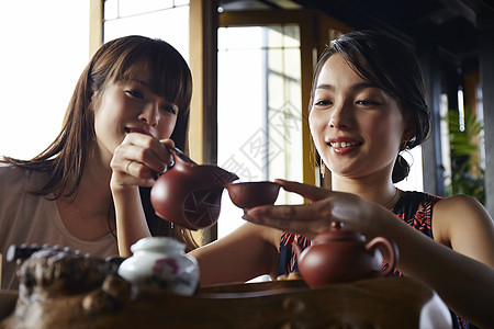 女人在茶馆里品茶图片