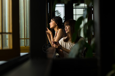 女人在茶馆窗台边喝茶图片素材