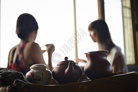 女人在茶馆里喝茶图片