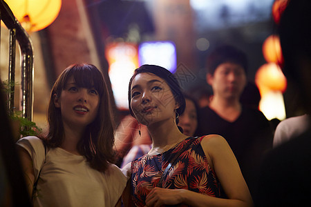 女人和朋友一起逛夜市图片