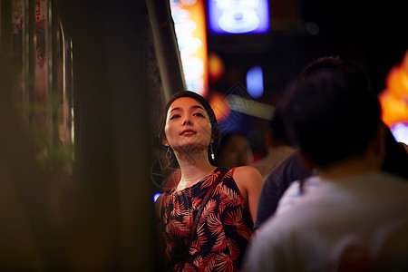 欢闹夜市的女人在独自旅行图片