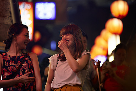 夜市街头旅游的女性图片