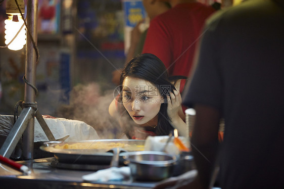 看着街头小吃的美女图片