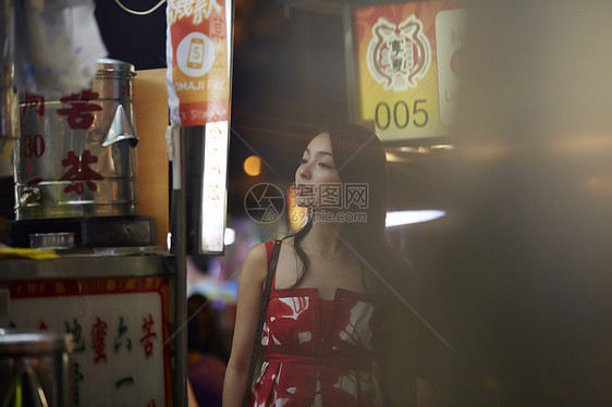 在夜市逛街的女游客图片