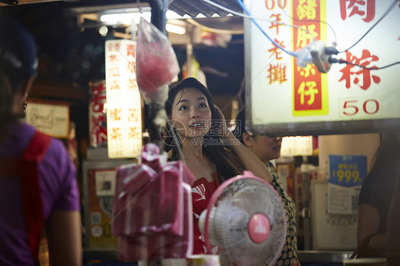 在夜市逛街的女游客图片