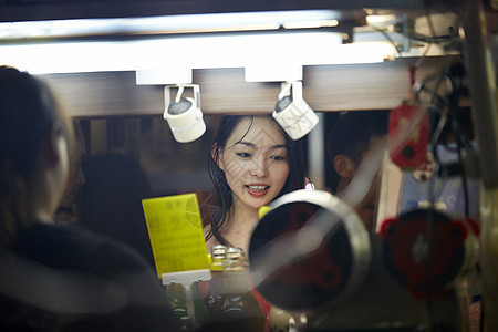 在夜市逛街的女游客图片