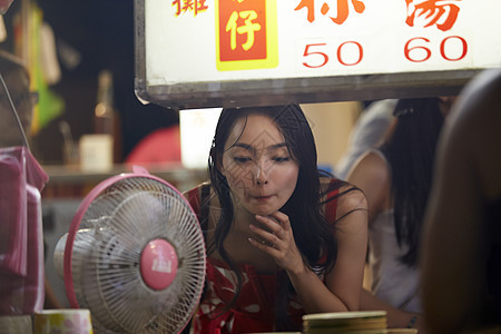 在夜市逛街的女游客图片