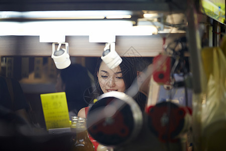 在夜市逛街的女游客图片