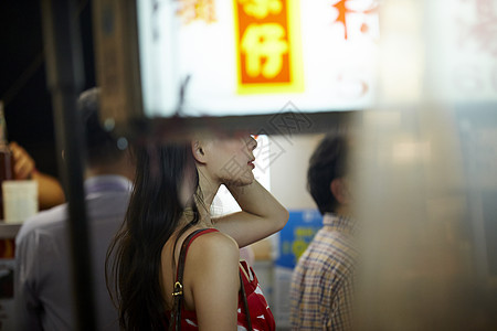 在夜市逛街的女游客图片