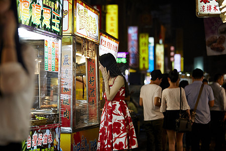 在夜市逛街的女游客图片