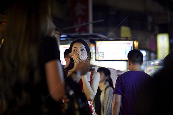 在夜市逛街的女游客图片