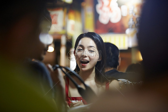 在夜市逛街的女游客图片