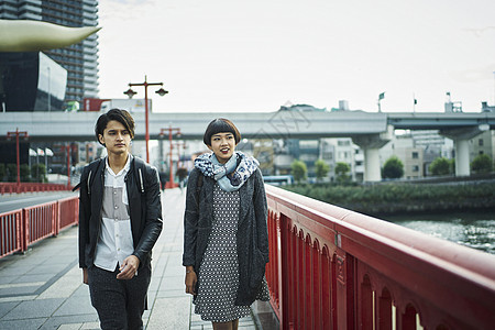 走在东京街头的外国游客图片
